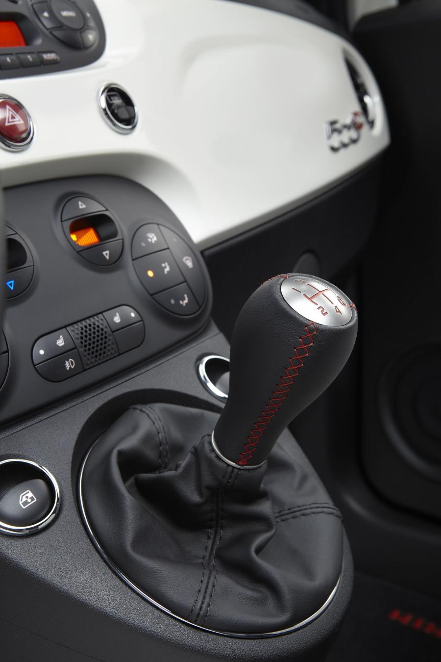 Детали интерьера Abarth 500C 2013 года  (NA) (фото 20 из 46)